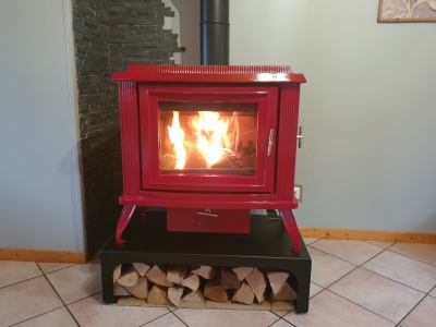 Charleston C4-02 émaillé rouge avec pieds tradition.JPG